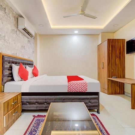 OYO 81625 Hotel Radhika Manmad Buitenkant foto