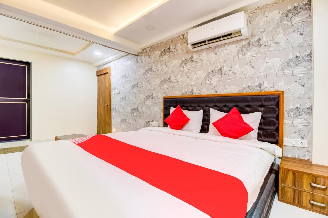 OYO 81625 Hotel Radhika Manmad Buitenkant foto