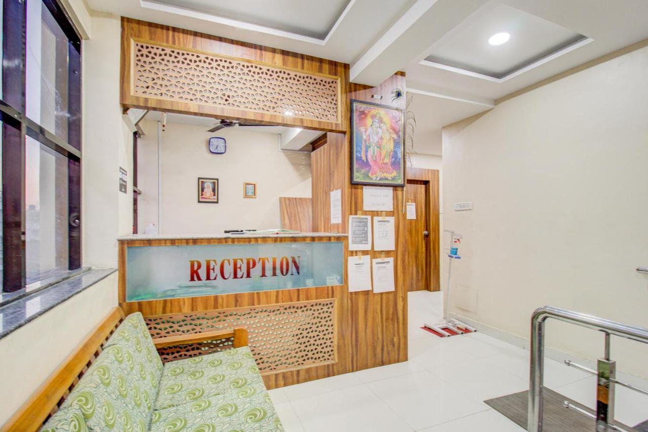 OYO 81625 Hotel Radhika Manmad Buitenkant foto