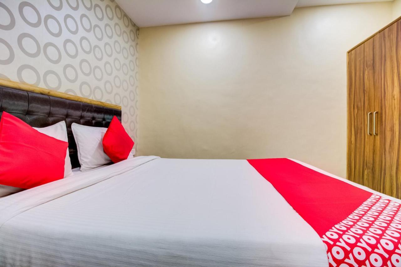 OYO 81625 Hotel Radhika Manmad Buitenkant foto